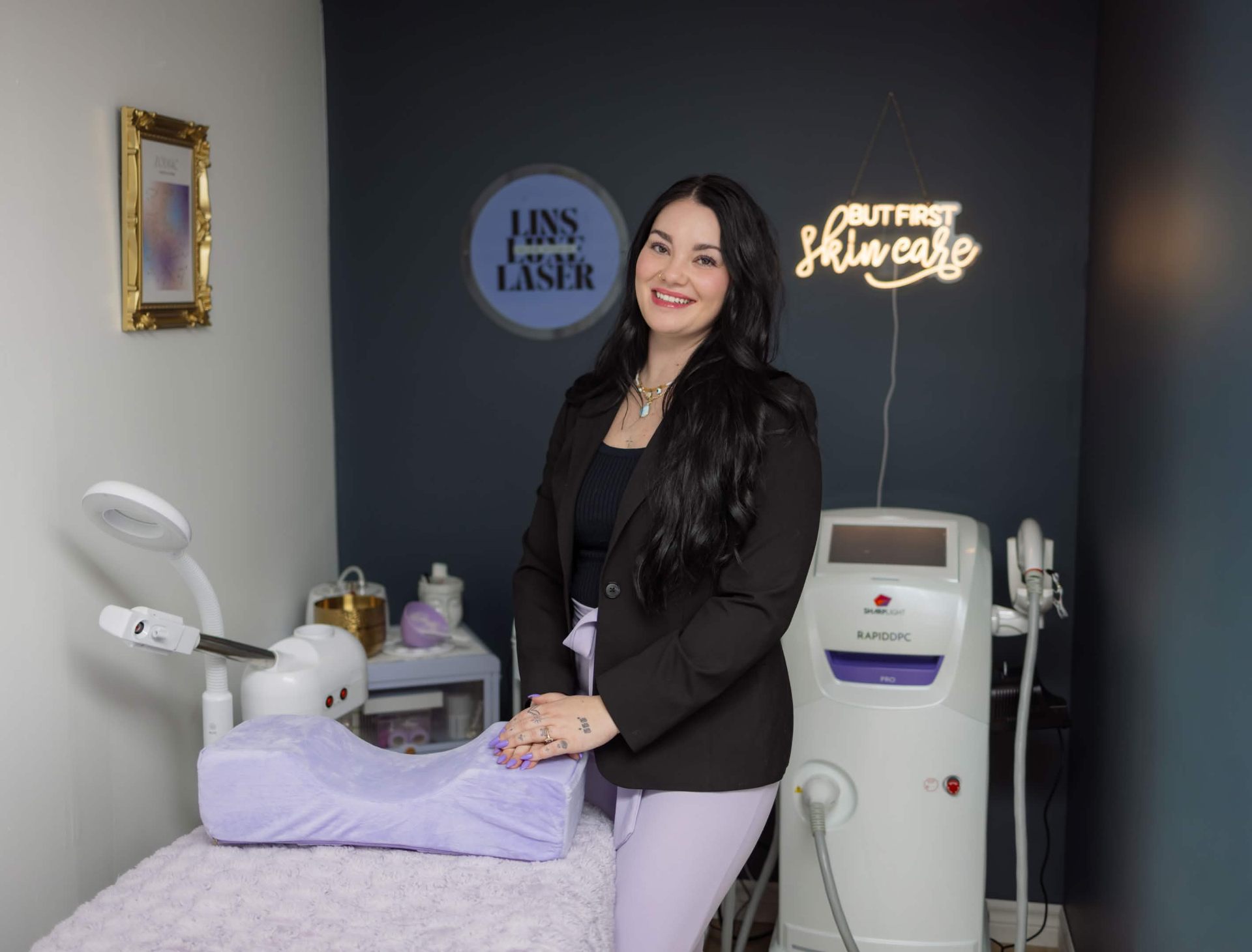 A relaxed client receiving a luminous facial treatment at the Lins Luxe Laser studio